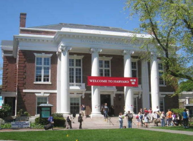 Harvard e Indiana tienen becas para estudiantes extranjeros