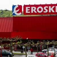 Eroski busca más de 370 personas para trabajar en sus tiendas
